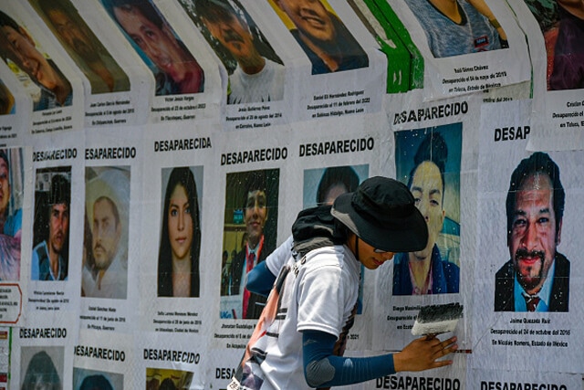 治安悪化に伴い、メキシコでは大量の行方不明者が発生している。各地では写真のように行方不明者の家族が捜索願いの用紙を張っている様子が見られる（写真／ObturadorMX／Getty Images）