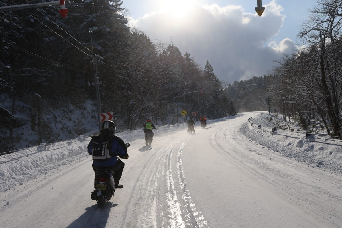 圧雪路やアイスバーンの走行では、路面からの照り返しが強く路面がものすごく見にくくなるのだが、ダブルオーグラスギアの「RIDINGEYEWEAR」をかけていると、路面の凹凸がとても掴みやすく走りやすいことも実感した。