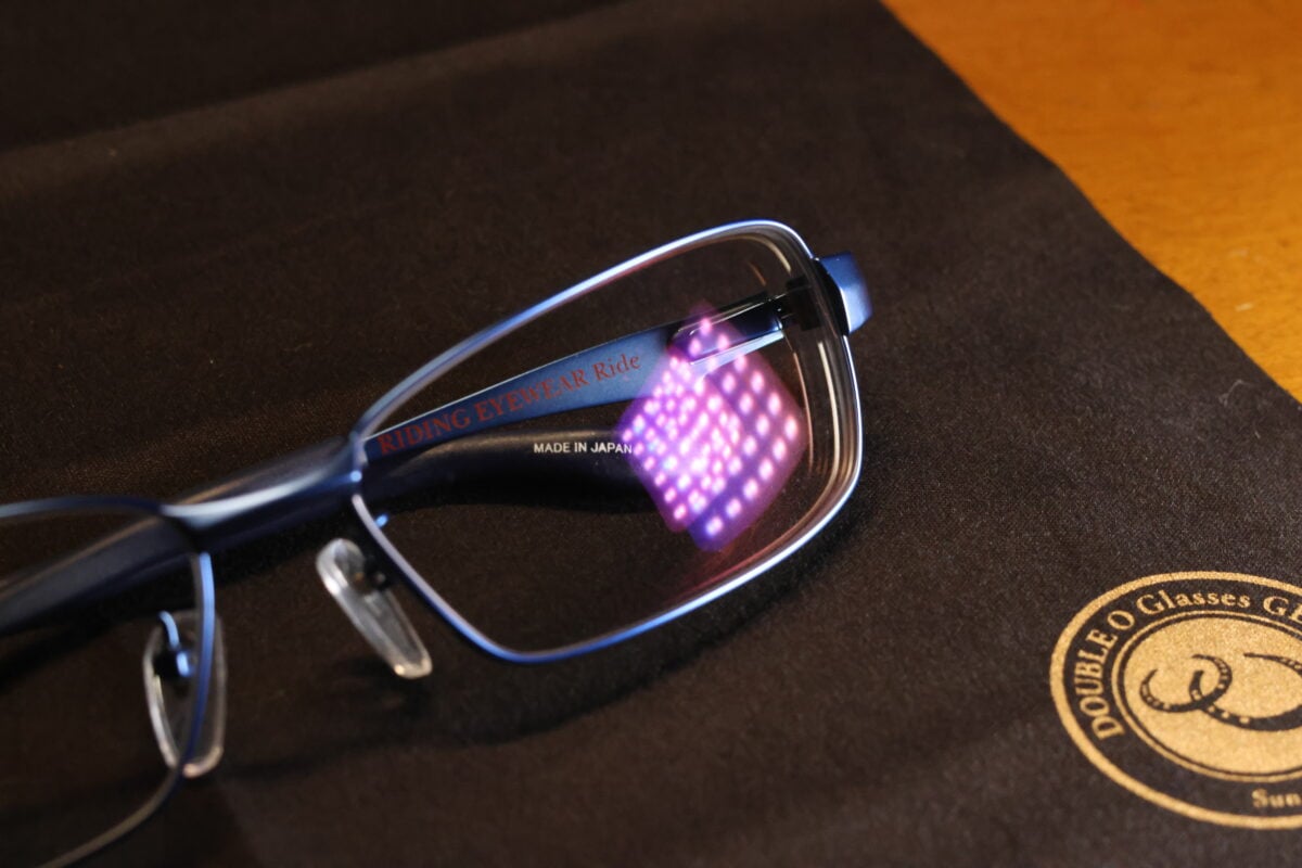 レンズの表面に微細な凹凸加工を施し、それによって曇り止めコーティングの吸水容量を増やしているというダブルオーグラスギア「RIDINGEYEWEAR」の曇り止めコーティング。だから、“一般的な曇り止め加工よりも3倍も曇りにくい”のだ。