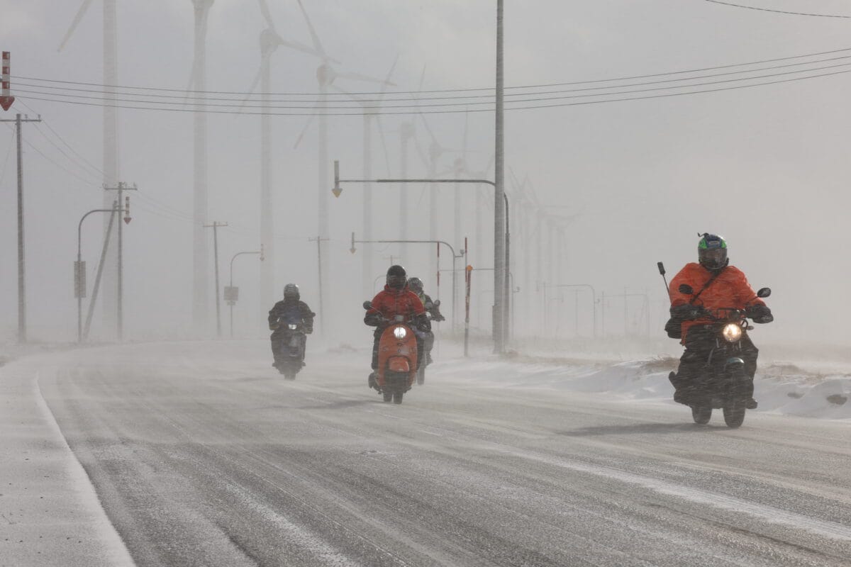 年越し宗谷岬アタックでの進軍風景。雪に降られると視界を確保するためにシールドを下げることになるが、シールドでヘルメット内を密閉すると途端にシールドやメガネが曇ることになる。これが視界不良を産んで危険なのだ。