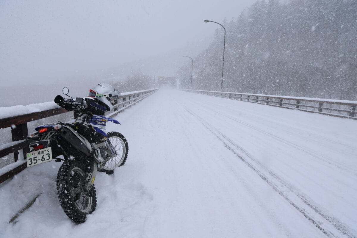 メガネの曇り的に最悪な状況は、写真のようなぼた雪に降られるような場合。雪から目を守るためにシールドを下げる必要があり、なおかつ空気にとても湿気が多いような場合。こんな状況ではメガネがとても曇りやすい。
