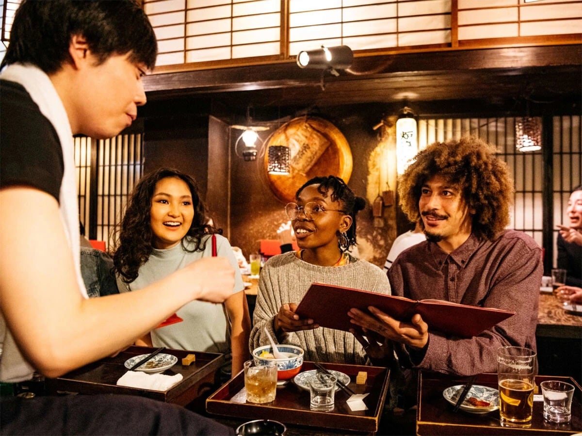 国内居住者よりも高い外国人観光客の接客コストを価格に転嫁することは、理にかなっているようにも思えるが‥‥