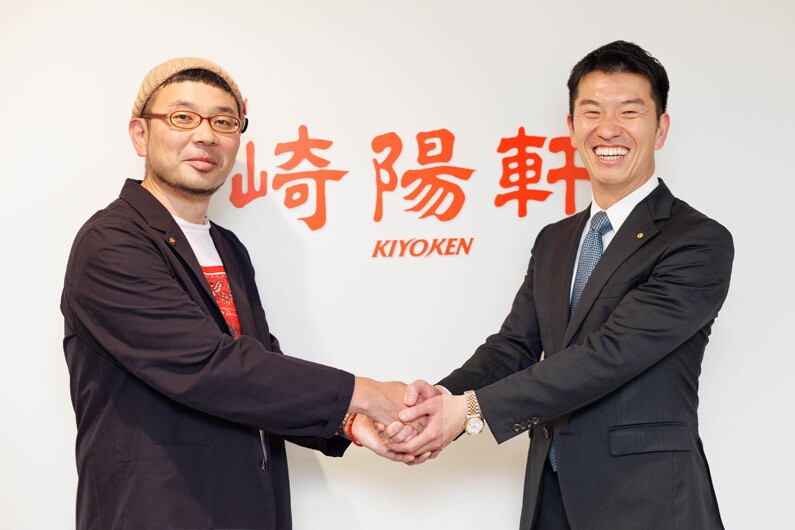 崎陽軒の野並社長（右）と日本シュウマイ協会会長のシュウマイ潤（左）