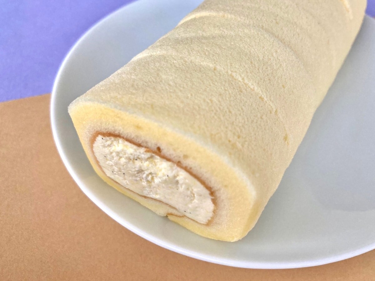 とっても甘くてモッチモチ！【ファミマ】満足感がヤバい新作ロールケーキ