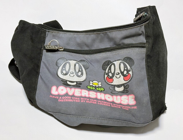 LOVERS HOUSEのバッグ。「メリーアンドケン」が描かれている