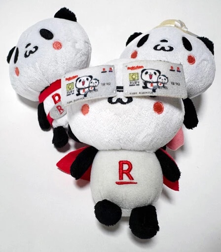 楽天市場の「お買いものパンダ」のぬいぐるみ。中央は、楽天カードマンのメガネを装着