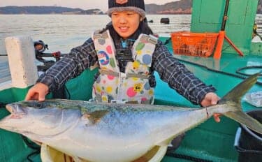 「重量級青物戦！」娘と挑んだカセ落とし込み釣りで13.5kgメタボブリ好捕【和歌山・串本】