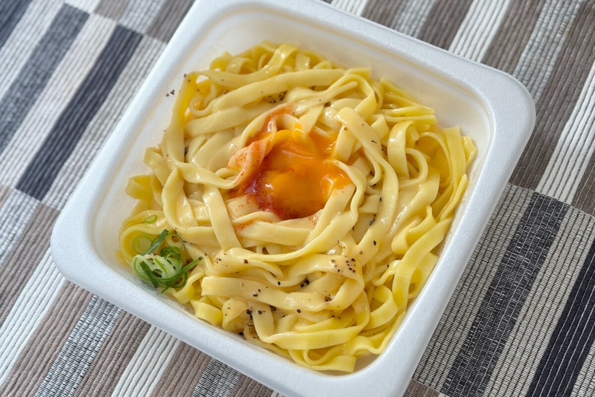 ピリ辛クリーミーなソースがたまらん！【ファミマ】のコラボ麺を実食