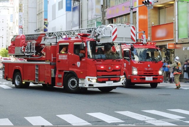 雑居ビルにおける火災では、はしご車が届かないケースも。事前に避難経路を確認しておくか否かが生死を分ける