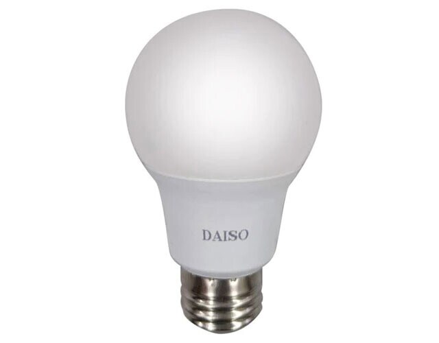 LED電球（40W相当、20000H、昼白色／電球色）100円（税込110円）近年、最も価格破壊が進んだ製品といってもいいLED電球。その先頭を猛ダッシュするダイソーは100円まで来た！