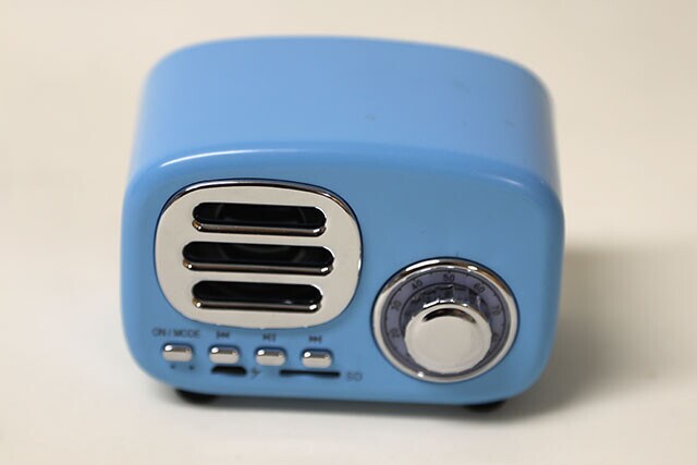 ブルートゥーススピーカー（レトロタイプ）700円（税込770円）BT5.0対応、MP3再生用マイクロSD端子、4.5時間再生可能な内臓バッテリー、充電用USBケーブル付属。スゴい！