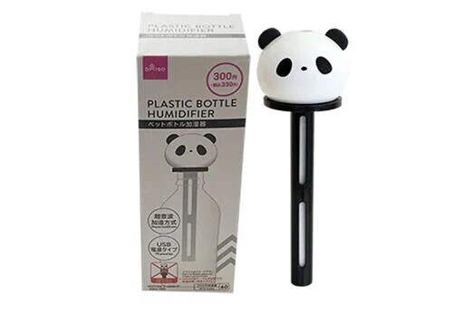 ペットボトル加湿器（パンダ2）300円（税込330円）水入りペットボトルに挿すだけでOKな卓上加湿器。ほかにシンプルデザインやハスキー犬版などシリーズ多彩