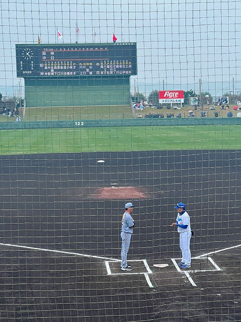 試合開始前にメンバー表を交換する中日・井上新監督（右）と阪神・藤川新監督（左）