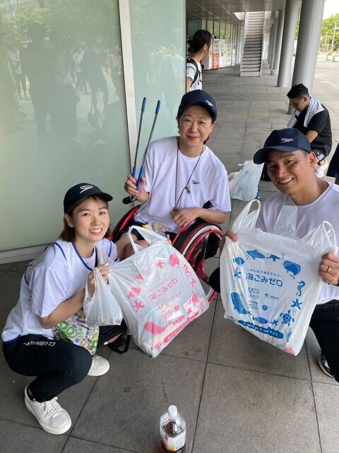 2023年に開催された「第1回スポGOMIワールドカップ 東京予選」に、パラスイマーの故・成田真由美さん(本年9月に逝去)、後輩スイマーの寺村美穂とチームを組んで出場したときの1枚