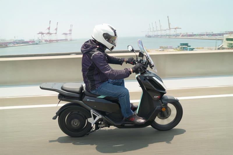 「冒険の鼓動、動き出す。」250ccクラス最強の電動スクーター『VMOTO
