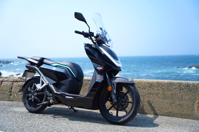「冒険の鼓動、動き出す。」250ccクラス最強の電動スクーター『VMOTO