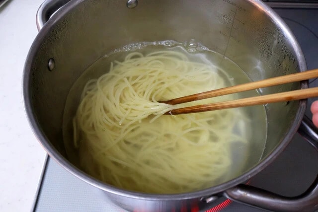 （２）ゆでる！　続いて鍋にお湯を沸かし、スパゲティをゆでる。麺の太さはお好みで選んでいいが、存在感のあるミートソースやロースカツに対抗できる太麺のほうが相性が良い