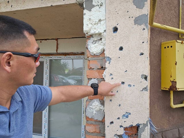 ブチャ近郊の戦闘の跡を見る飯柴氏