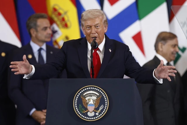 サミットで「中東にとって偉大な一日だ」と語るトランプ米大統領。演説では、イスラエル人の人質とパレスチナ人収監者の交換、イスラエル軍の部分撤退、ガザへの人道支援を柱とする和平計画の第1段階を強調した