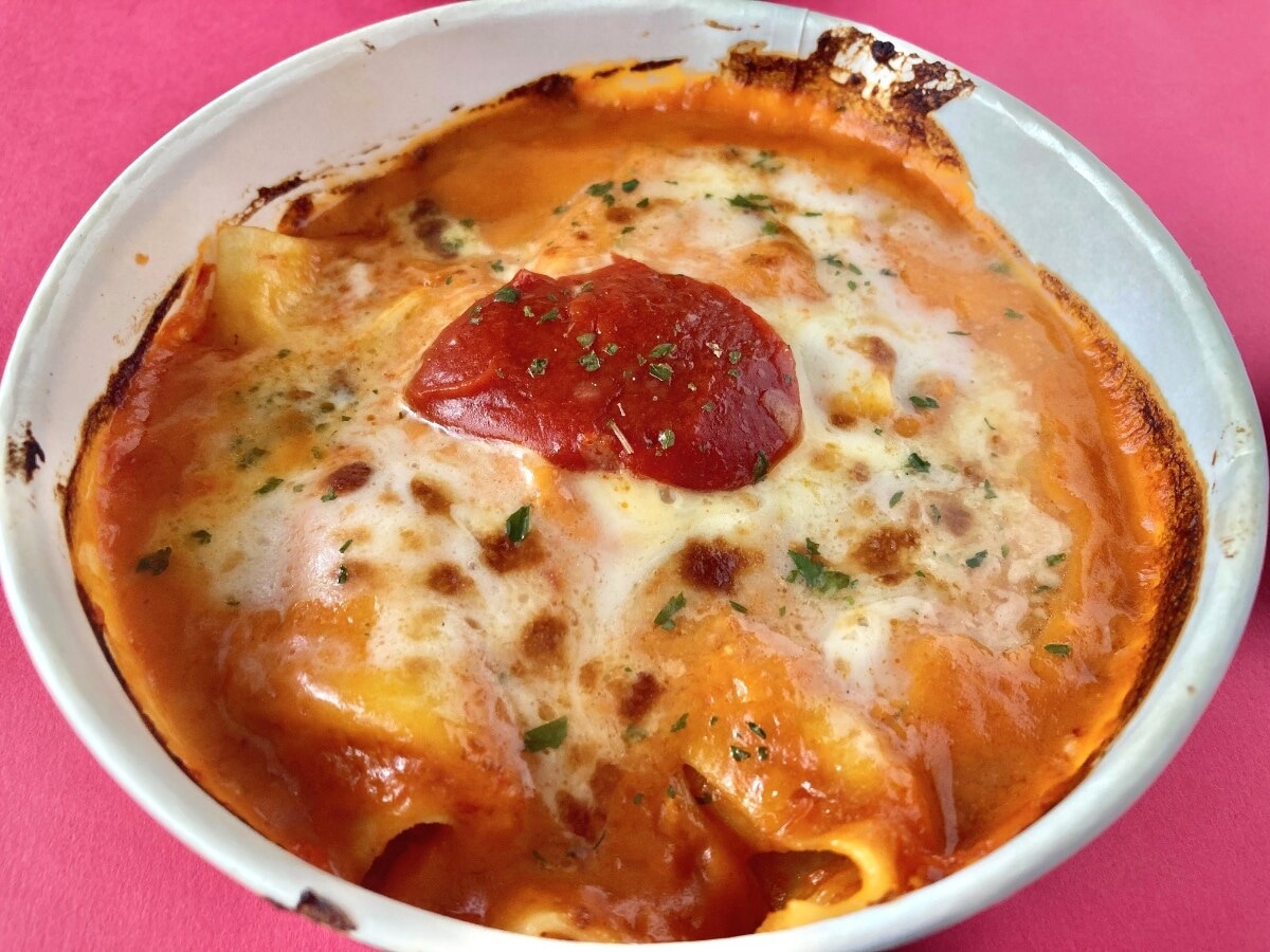 ソースのクオリティやボリューム感に大満足！【ファミマ】王道の味わいが楽しめる「トマトクリームラザニア」