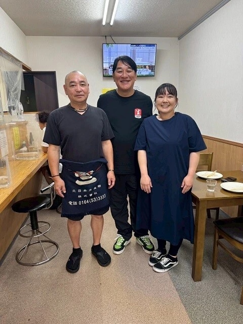 店主の己城悦史さんと奥さんと