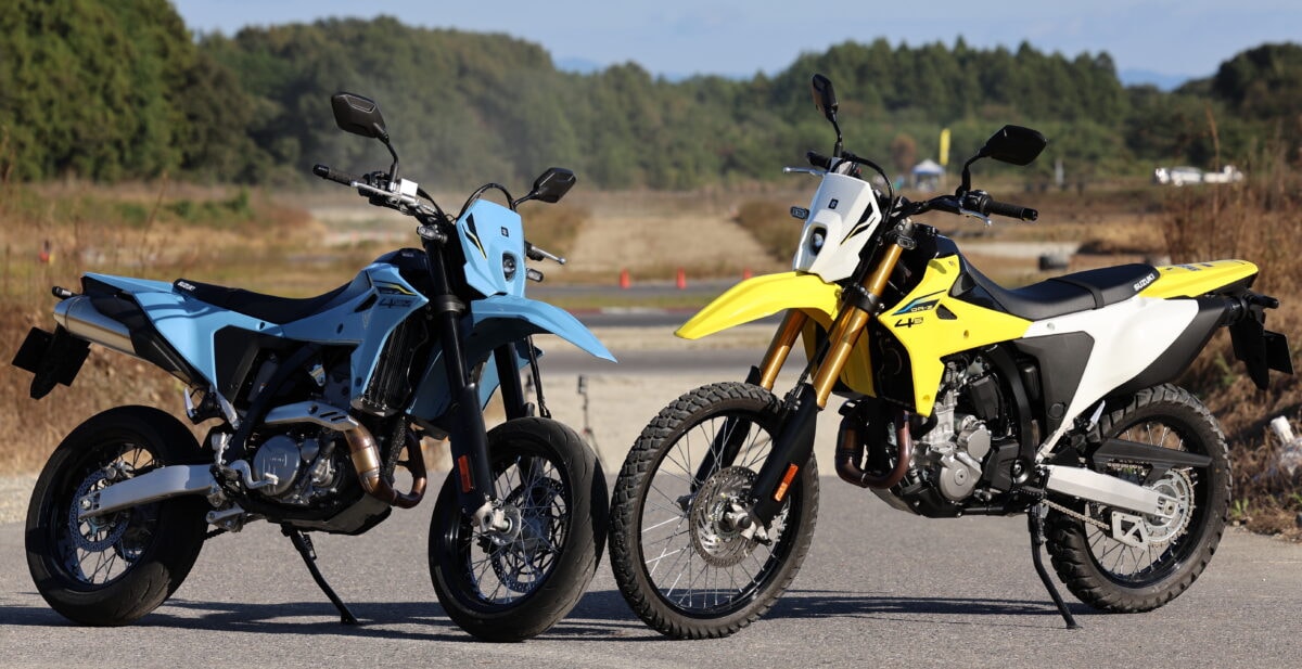 DR-Z4SM（左）とDR-Z4S（右）は、エンジンやフレームといった基本的な車体構成は共用している
