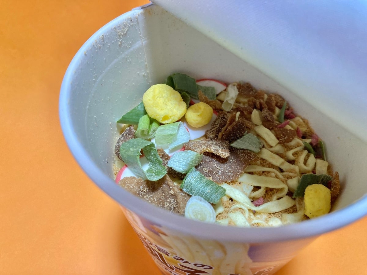 「一年中売っててほしい！」紅ショウガの存在感がGOOD！【セブン】沖縄そば風のカップ麵