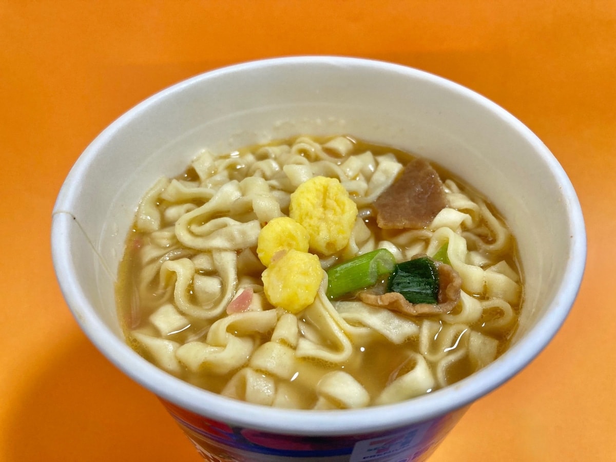 「一年中売っててほしい！」紅ショウガの存在感がGOOD！【セブン】沖縄そば風のカップ麵