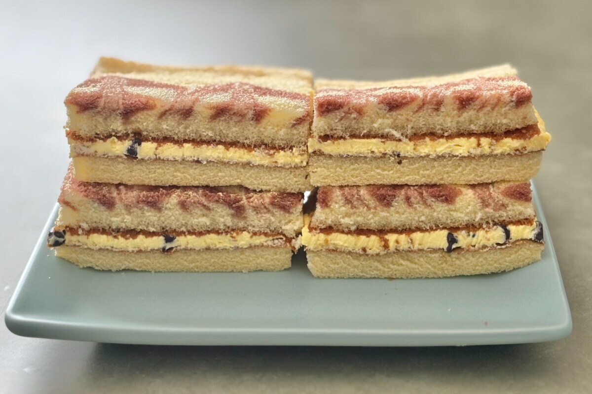 チョコチップがアクセントに！【ローソン】にふんわり生地のケーキが登場