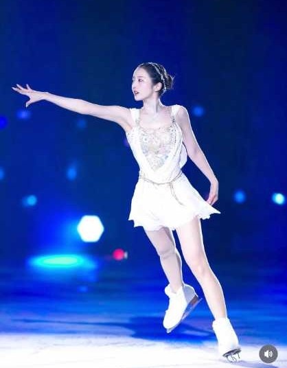 Instagram:hitomi (@hitomi_official)より