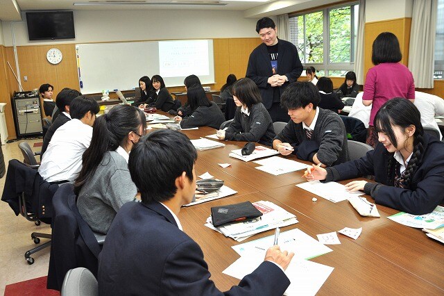 高校生が広告コピーに挑戦 都内で宣伝会議が出張授業 広告コピーを考える東京都立王子総合高校の生徒=東京都北区、2024年10月9日