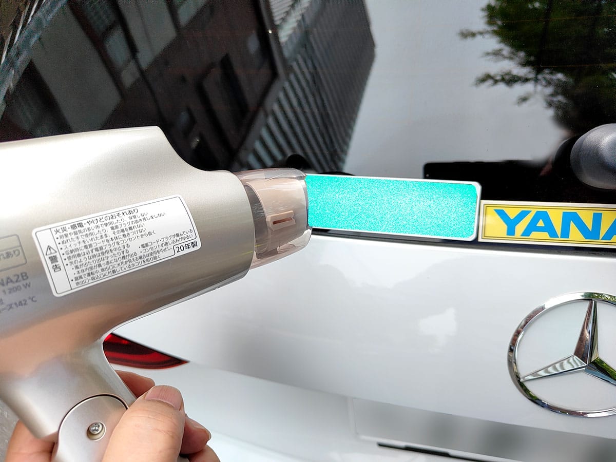 意外と難しい!? 車に貼られた中古ショップのステッカーを剥がす方法の画像1