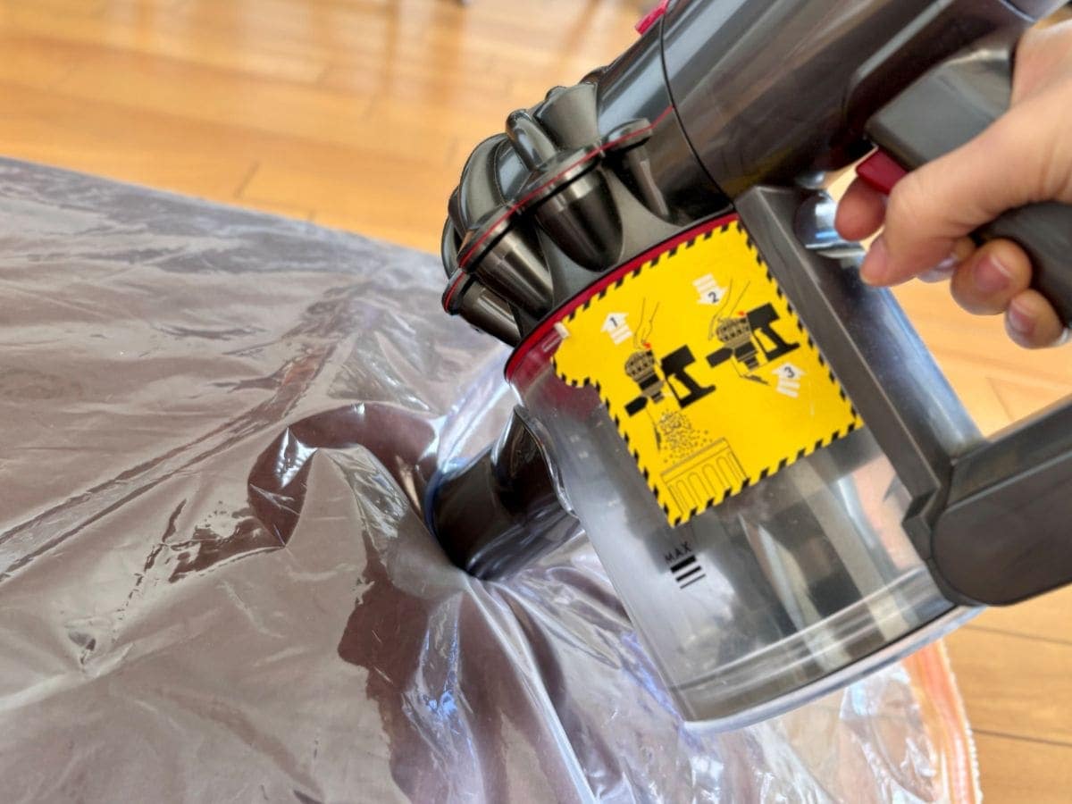 衣類も布団も！ガチで使える100均の圧縮袋3選｜旅行先でも大活躍♪【ダイソー・セリア・キャンドゥ】