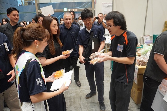 JA共済が協同組合フェスティバルに参加　仲間由紀恵さん「助け合って生きる社会になれば」　38のブース出展、地震体験コーナーも 来場者らとともに、JAグループのブースを巡る仲間由紀恵さんと後藤楽々さん
