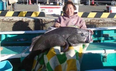 「水深900mの超深海戦！」相模湾ベニアコウ釣りで本命＆60kg級アブラボウズを好捕！【神奈川】