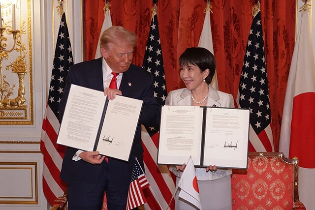 【10月28日 日米首脳会談】迎賓館で署名式に臨むトランプ大統領と高市首相。両首脳は「新たな黄金時代」を目指し、日米同盟のさらなる強化で合意した