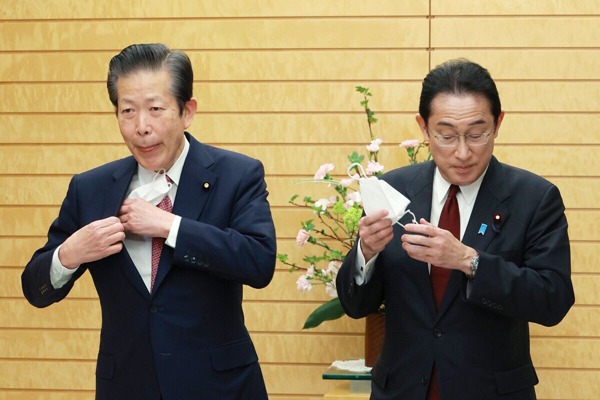 公明党の山口代表(左)と岸田首相(右)。お互い口をマスクで塞がず、言いたいことを言いましょうよ、とマスクを外したのか......(写真:時事)