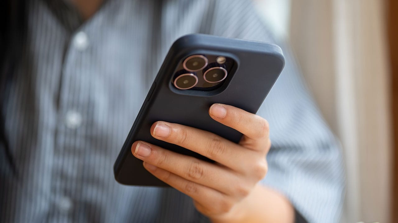 PCはわずか1%…ネット利用は“スマホ一強”に!シニアもスマホでネットが常識化の画像1