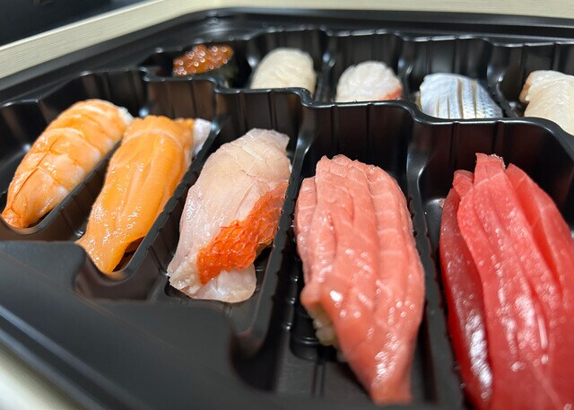 同封された解凍袋にすしを入れ、チャックを閉める。その後、冷凍ずしが浸るまでぬるま湯を注ぎ、待つこと70分。銀座おのでらの高級ずしが完成! マグロ、中トロ、コハダ、カンパチなど10貫で5400円