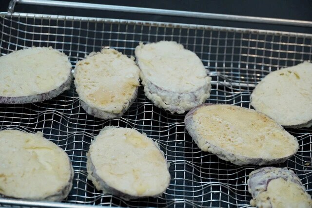 アートロックフリーザーはすし以外にも、天ぷらや焼き鳥にも応用可能。写真は冷凍したサツマイモの天ぷら