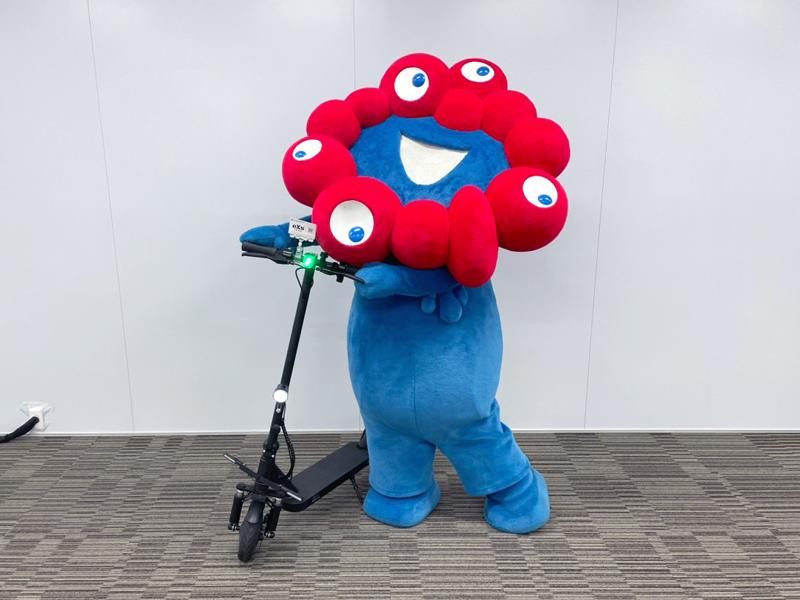 カスタムジャパンの電動キックボード「eXs