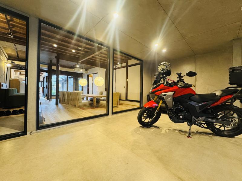 「売れない空き家」が“秘密基地”のようなライダー宿に 静岡・浜松市二俣に〈152INN〉誕生。本田宗一郎の故郷で空き家再生×地域活性の新モデルが始動