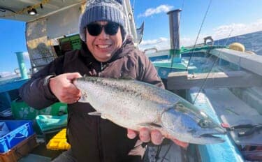 北海道サクラマスジギング釣行で本命連発！ 「コウナゴ」に似せたルアー選択が的中