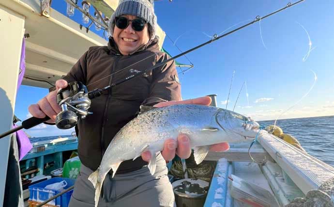 北海道サクラマスジギング釣行で本命連発！ 「コウナゴ」に似せたルアー選択が的中