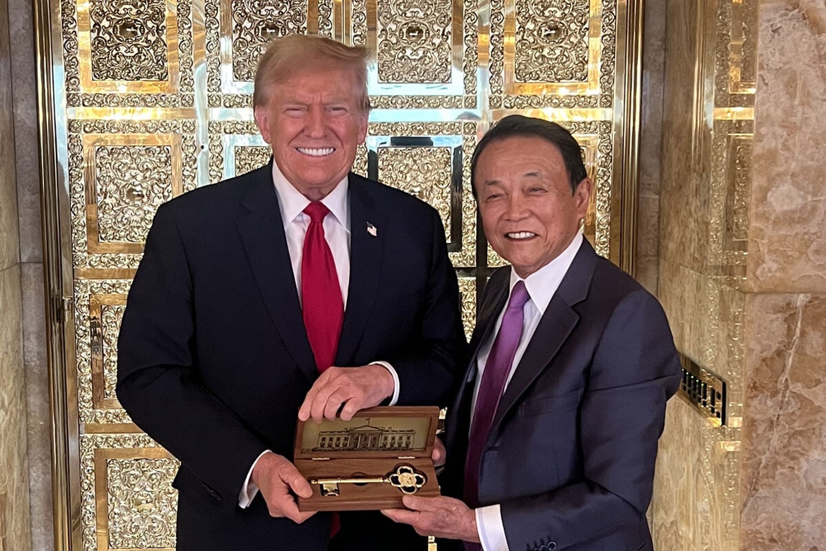 「もしトラ」（もしもトランプが米大統領に再選されたら）に備えて、麻生元首相がトランプに会いに行った［トランプ氏陣営提供］（写真：時事）