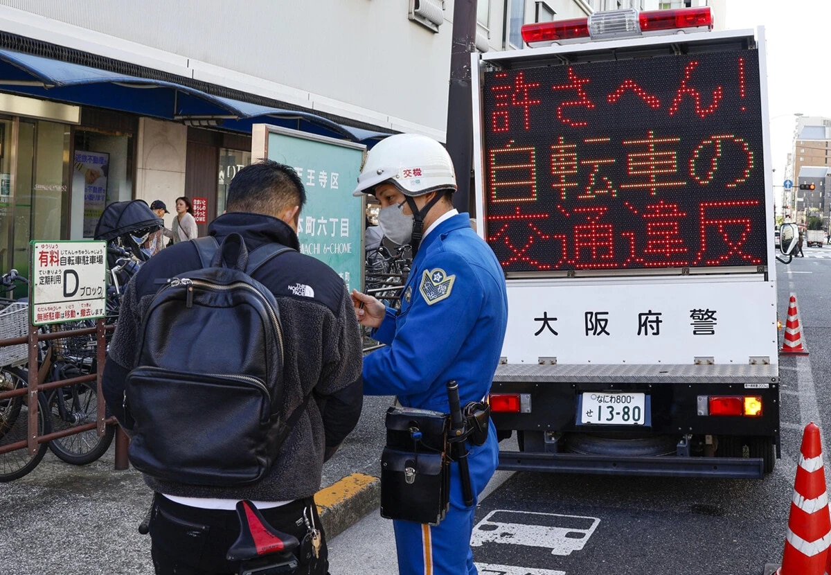 大阪府では道路交通法の改正と2023、24年と2年連続で自転車事故の死者数が全国最多を記録したことを背景に取り締まりを強化。今年に入って395人が免許停止処分となっている(27年は19人)