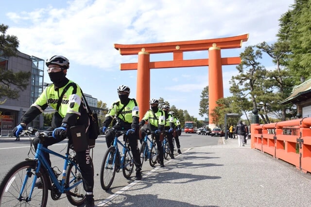 小路の多い京都でも、昨年、悪質自転車などを取り締まる京都府警の自転車チームが発足。1年間で1000件超を検挙