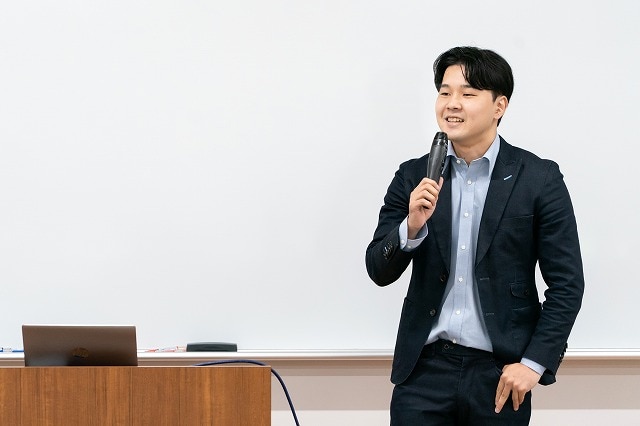 自分の頭で考える投資を 日体大生が金融・投資の基礎と考慮すべき原則を学ぶ 講師を務めたマネックス証券の岡功佑さん