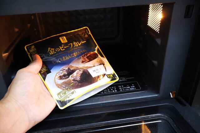 (1)レンチン! 金のビーフカレーを電子レンジで温めよう。使用するカレーは別のものでも構わないが、フルーツの酸味や甘みに負けないためにスパイスの効いたものを選ぶとよい