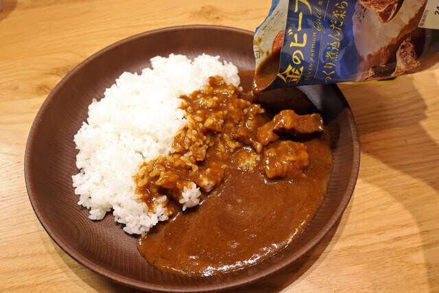 (2)かける! ご飯を盛り、カレーをかける。この後冷凍のフルーツなどをのせるため、どちらもできる限りアツアツの状態で盛りつけたい。レンチンライスなら少し長めに加熱してもOK